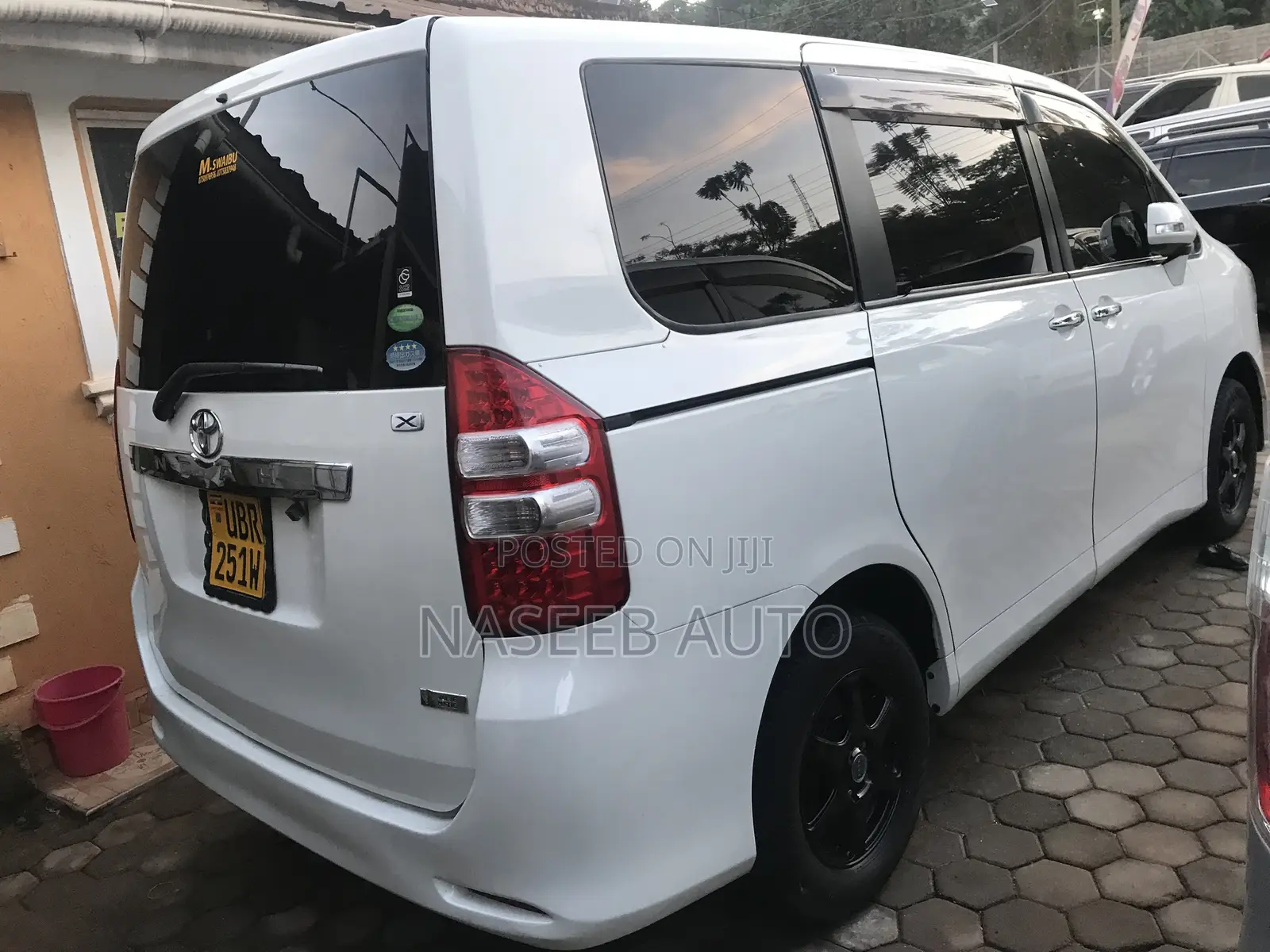 Toyota Noah 2010 White
