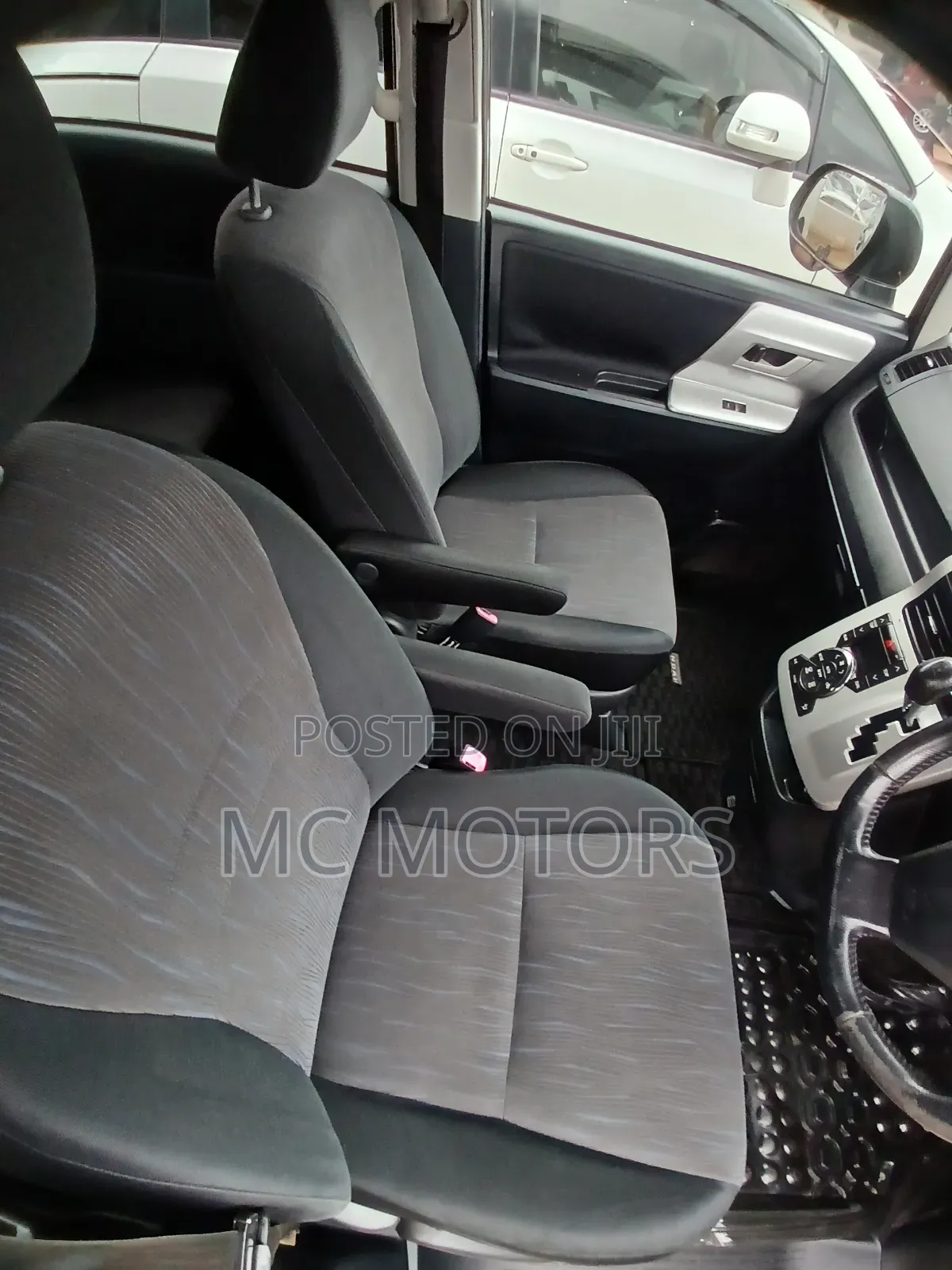 Toyota Noah 2.0 143hp AWD (8 Seater) 2010 Gray