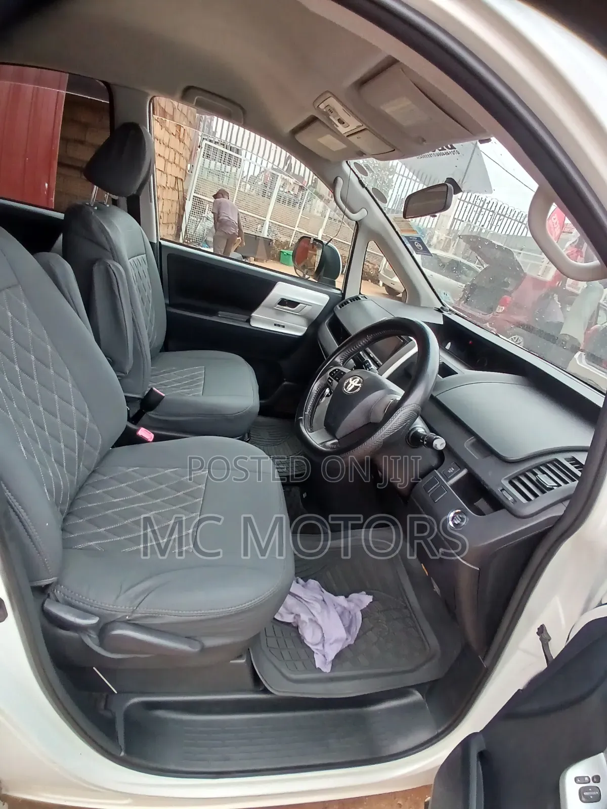 Toyota Noah 2.0 143hp AWD (7 Seater) 2010 White