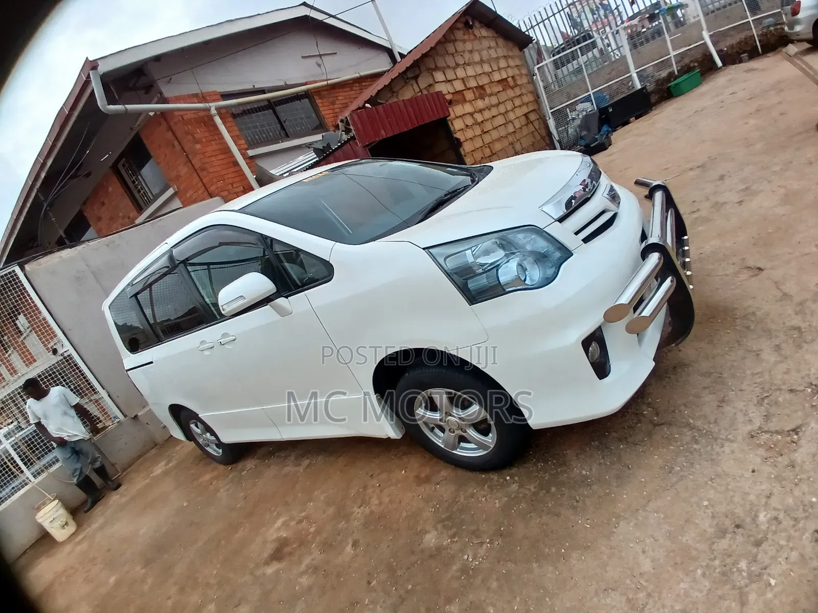 Toyota Noah 2.0 143hp AWD (7 Seater) 2010 White