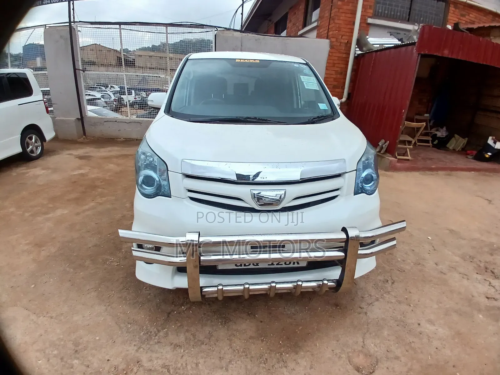 Toyota Noah 2.0 143hp AWD (7 Seater) 2010 White