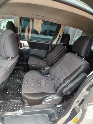 Toyota Noah 2.0 143hp AWD (7 Seater) 2011 White