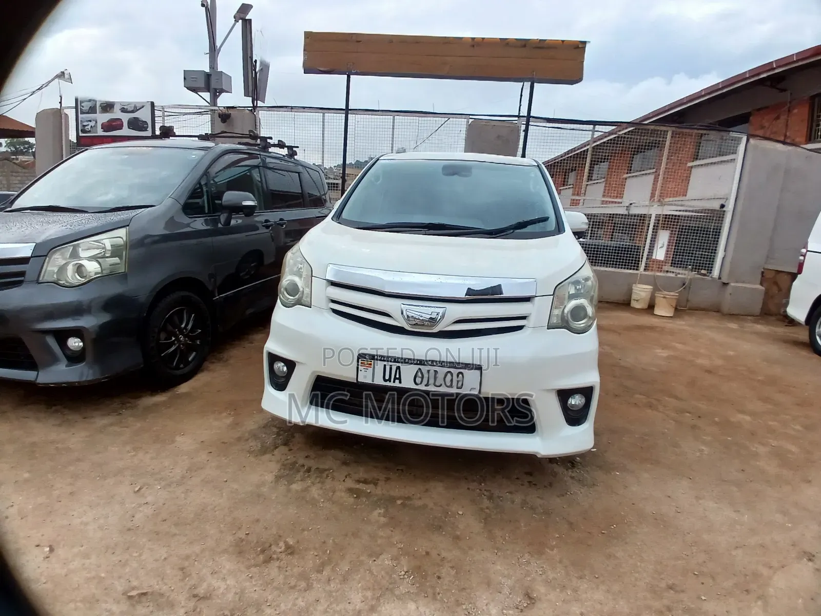 Toyota Noah 2.0 143hp AWD (7 Seater) 2011 White