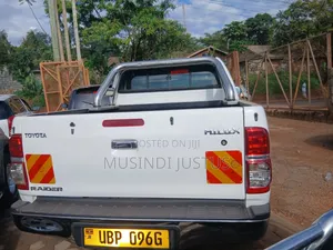Toyota Hilux 2011 White