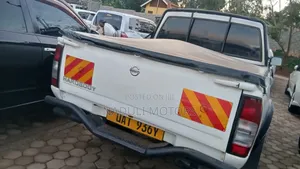 Nissan Hardbody 2005 White