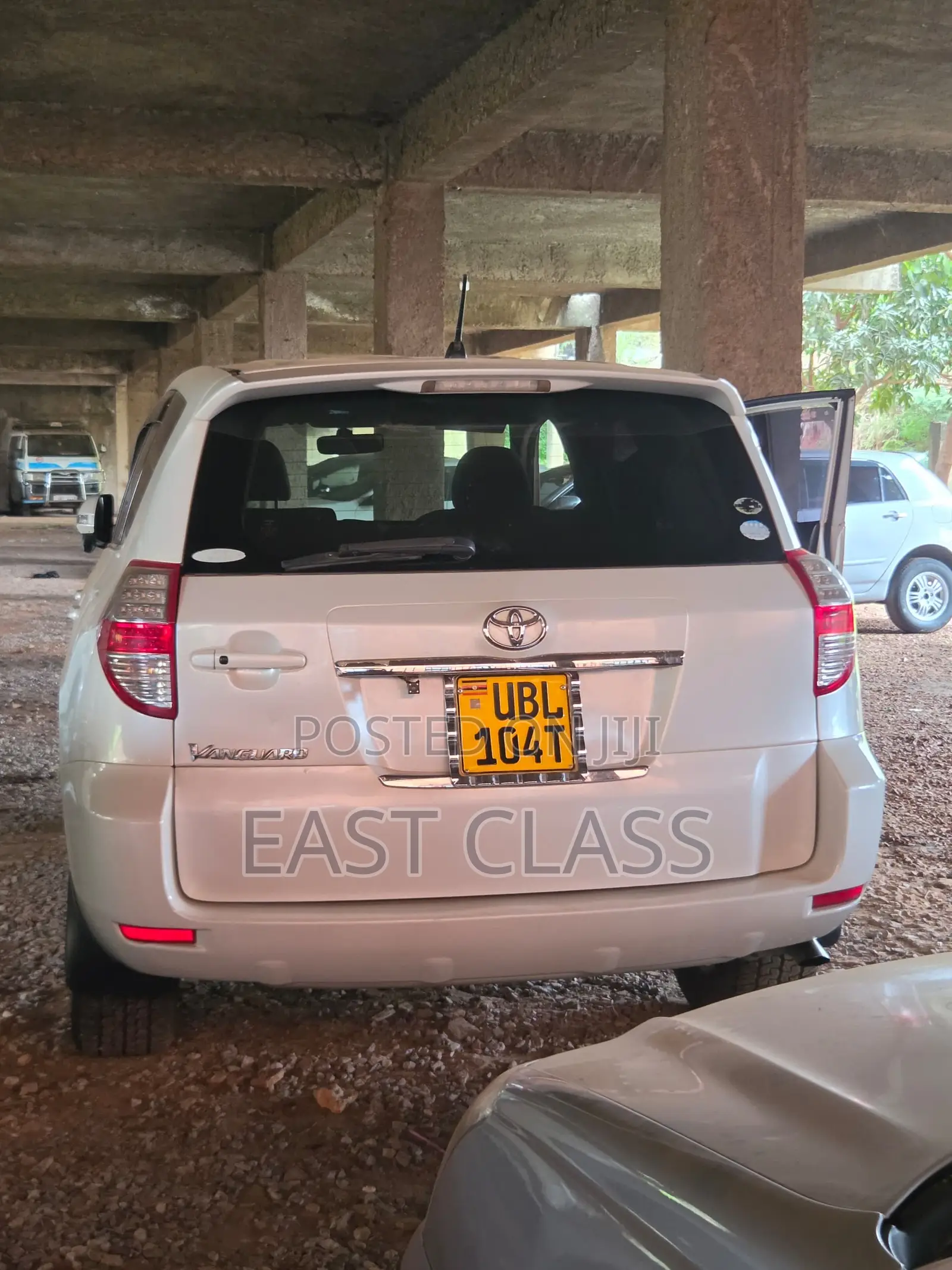 Toyota Vanguard 2008 White