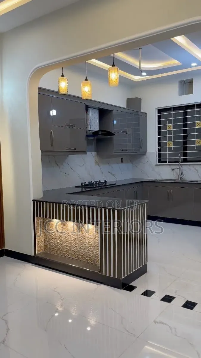 Cozy and Clutter-Free Kitchen Living