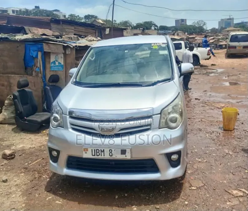 Toyota Noah 2010 Silver
