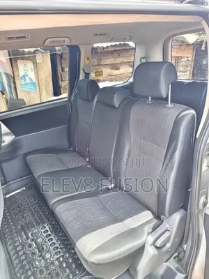 Toyota Noah 2010 Silver