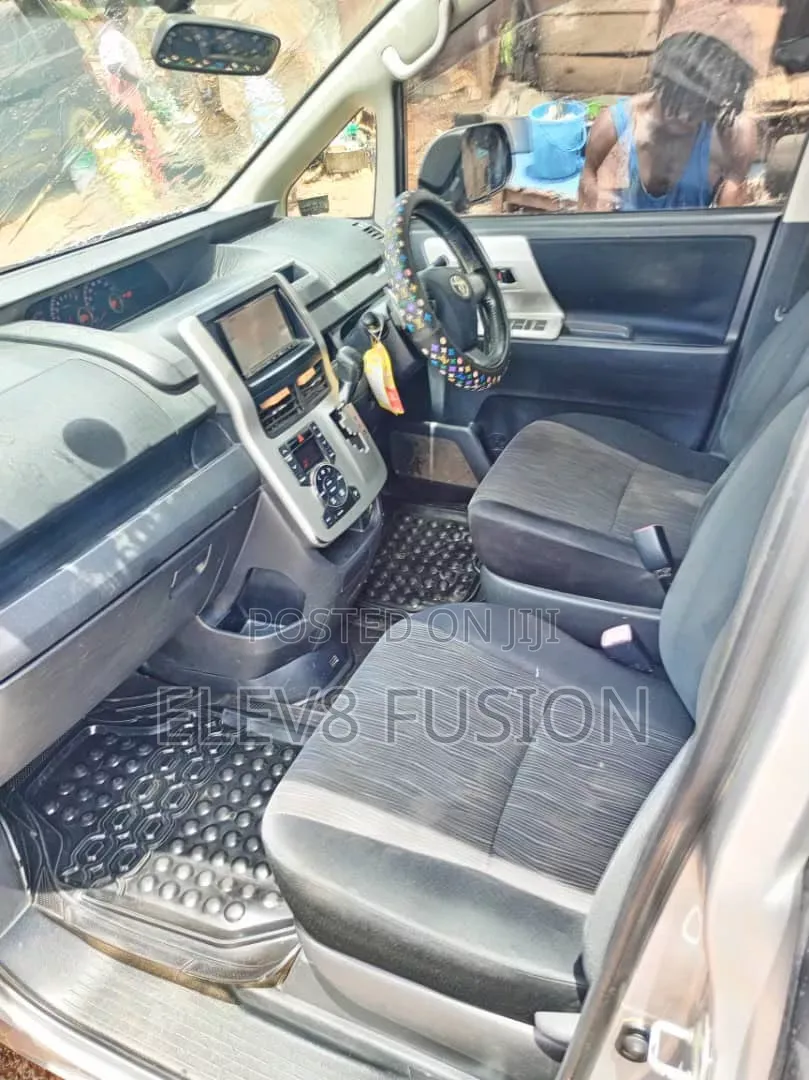 Toyota Noah 2010 Silver