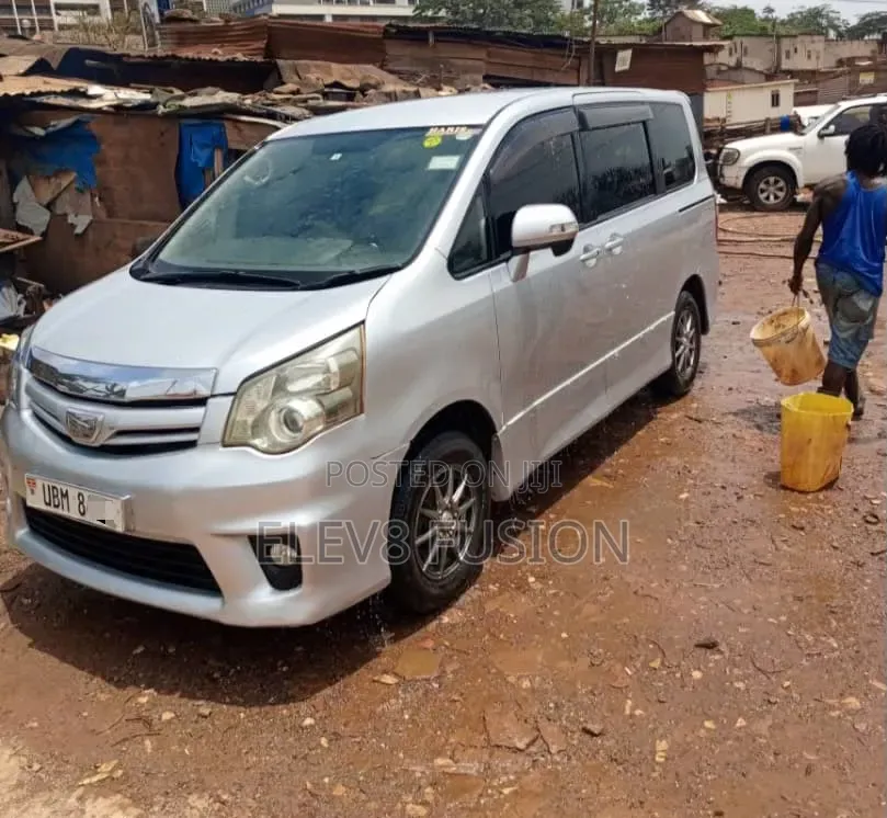 Toyota Noah 2010 Silver