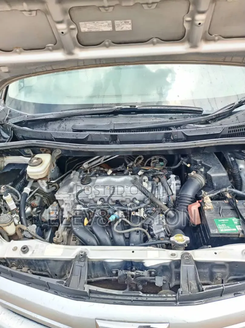 Toyota Noah 2010 Silver