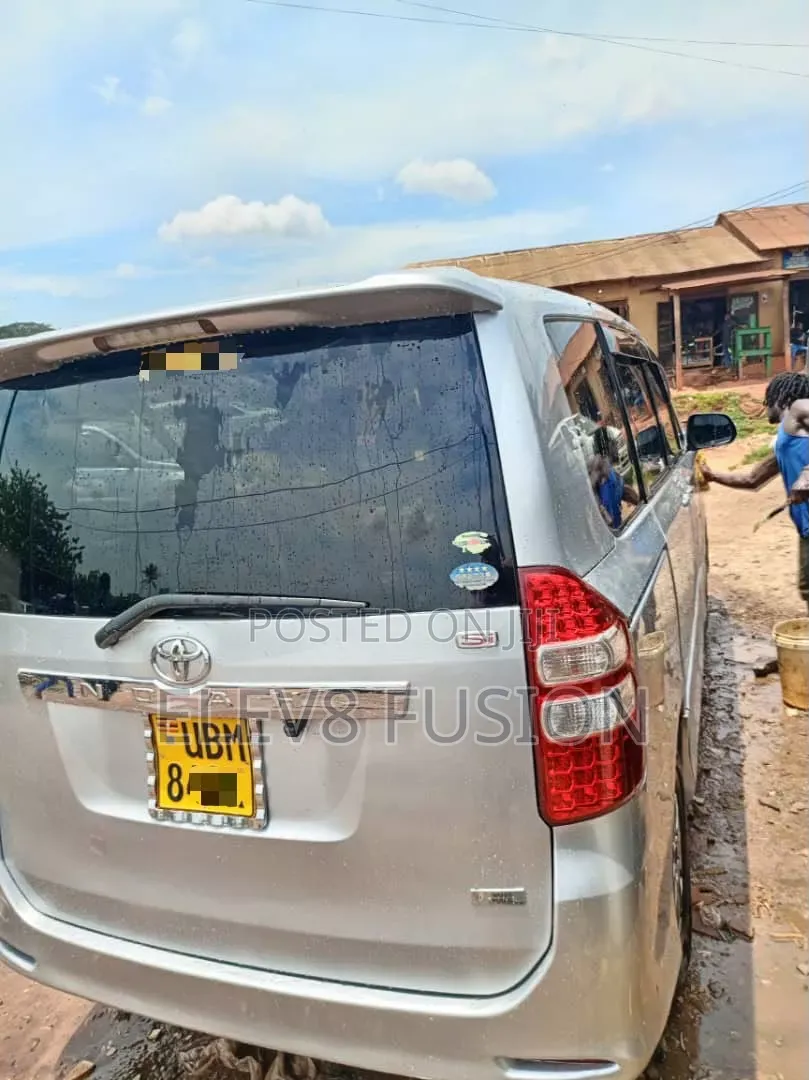 Toyota Noah 2010 Silver