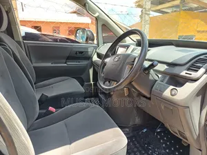 Toyota Noah 2011 Silver