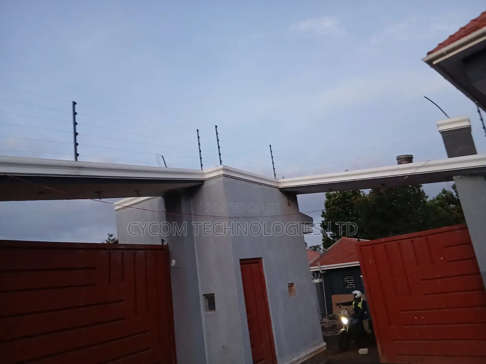 Electric Fence With Razor