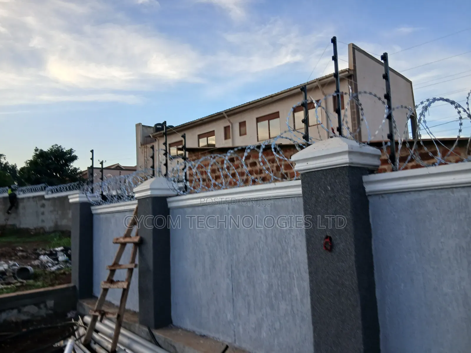 Electric Fence With Razor