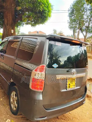 Toyota Noah 2.0 143hp AWD (7 Seater) 2009 Gray