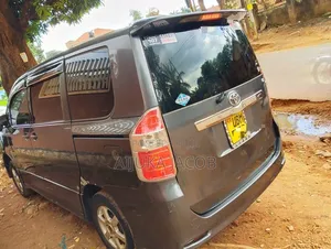 Toyota Noah 2.0 143hp AWD (7 Seater) 2009 Gray