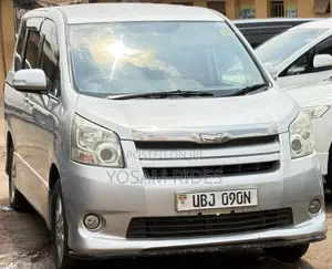 Toyota Noah 2.0 143hp AWD (7 Seater) 2007 Silver