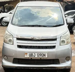Toyota Noah 2.0 143hp AWD (7 Seater) 2007 Silver