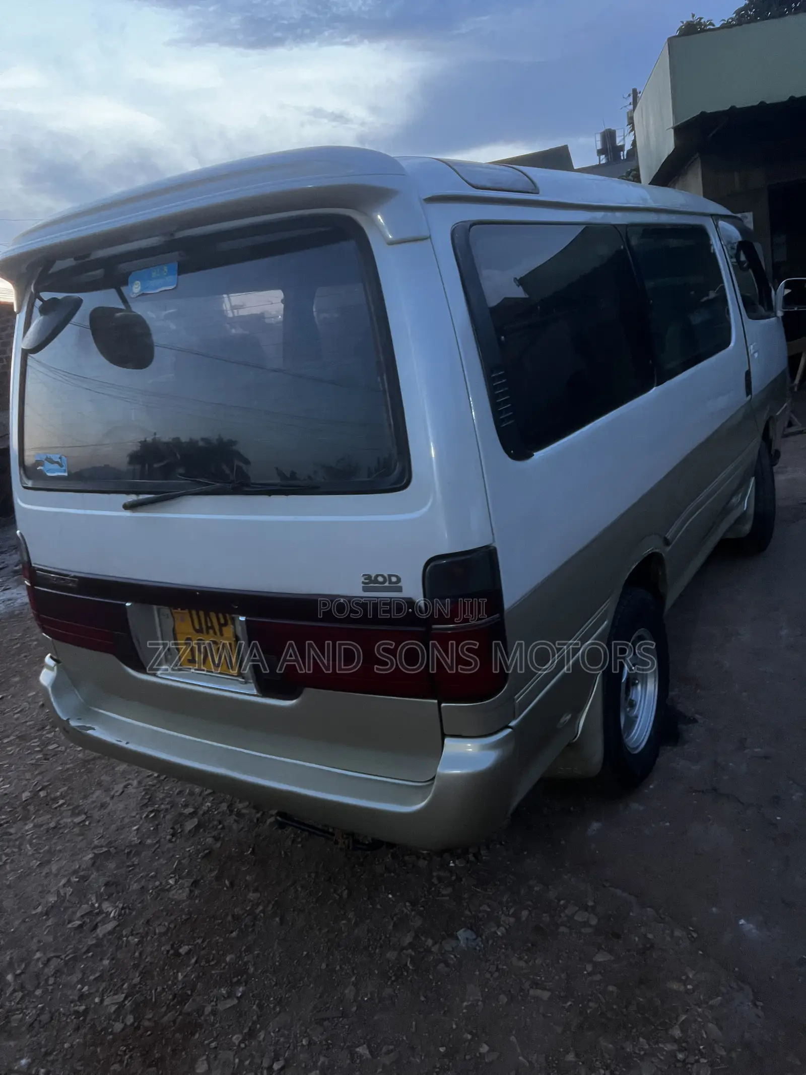 Toyota Grand HiAce Limited 3.0 Diesel Turbo RWD 8-Seater 2002 Brown