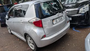 Toyota Ractis 1.5 FWD 2011 Silver