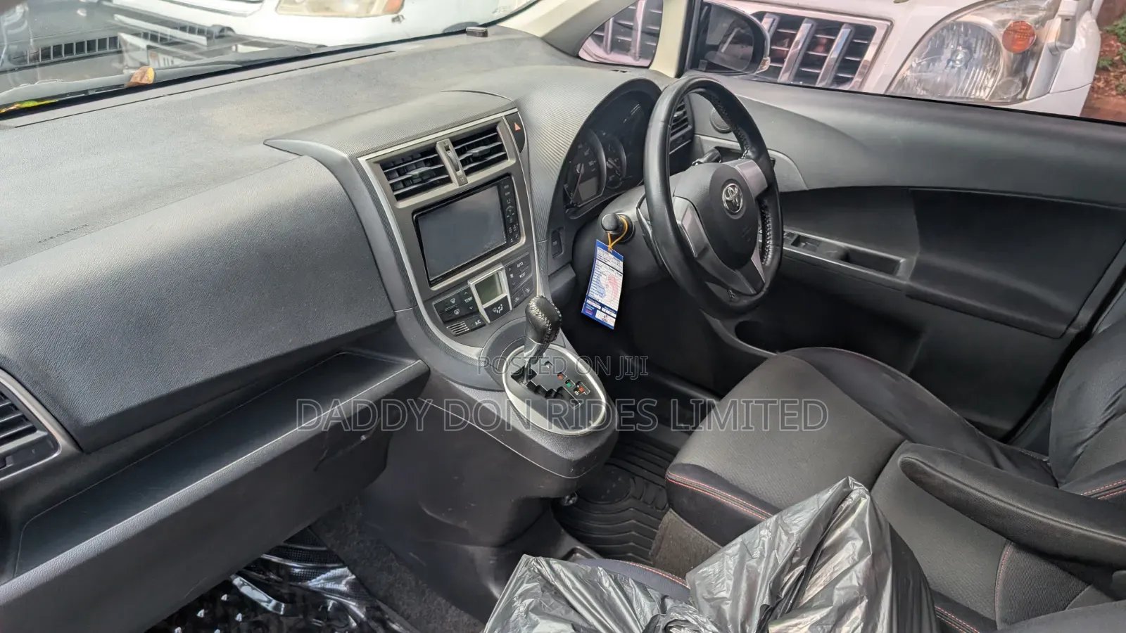 Toyota Ractis 1.5 FWD 2011 Silver