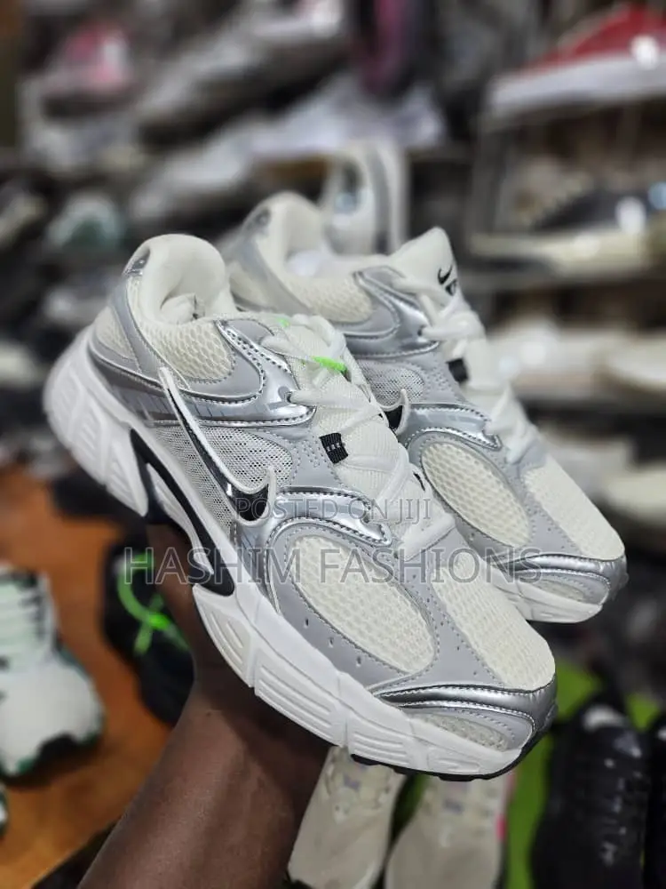 Original New Nike V5 RNR Sneaker