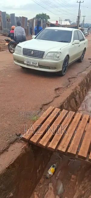 Toyota Crown 2000 White