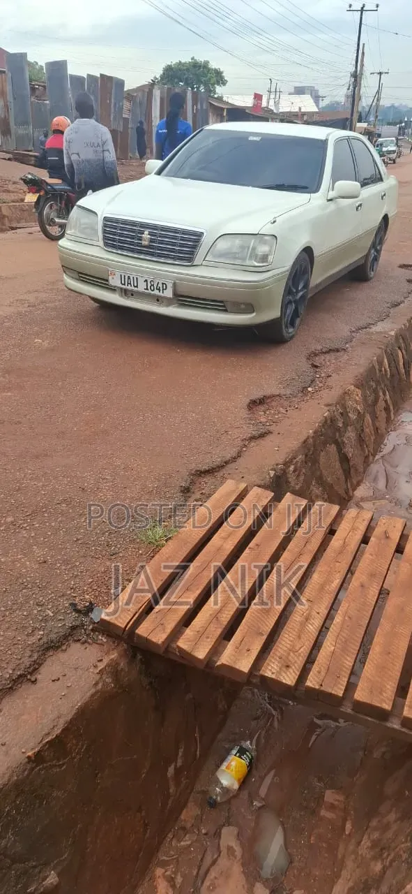 Toyota Crown 2000 White