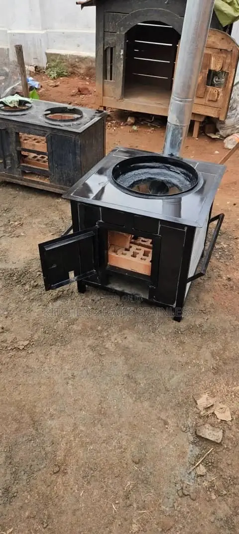 Commercial Single Burner Firewood Stove With a Chimney Pipe