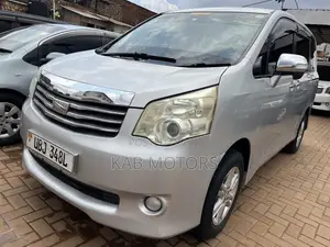 Toyota Noah 2.0 143hp AWD (7 Seater) 2012 Silver