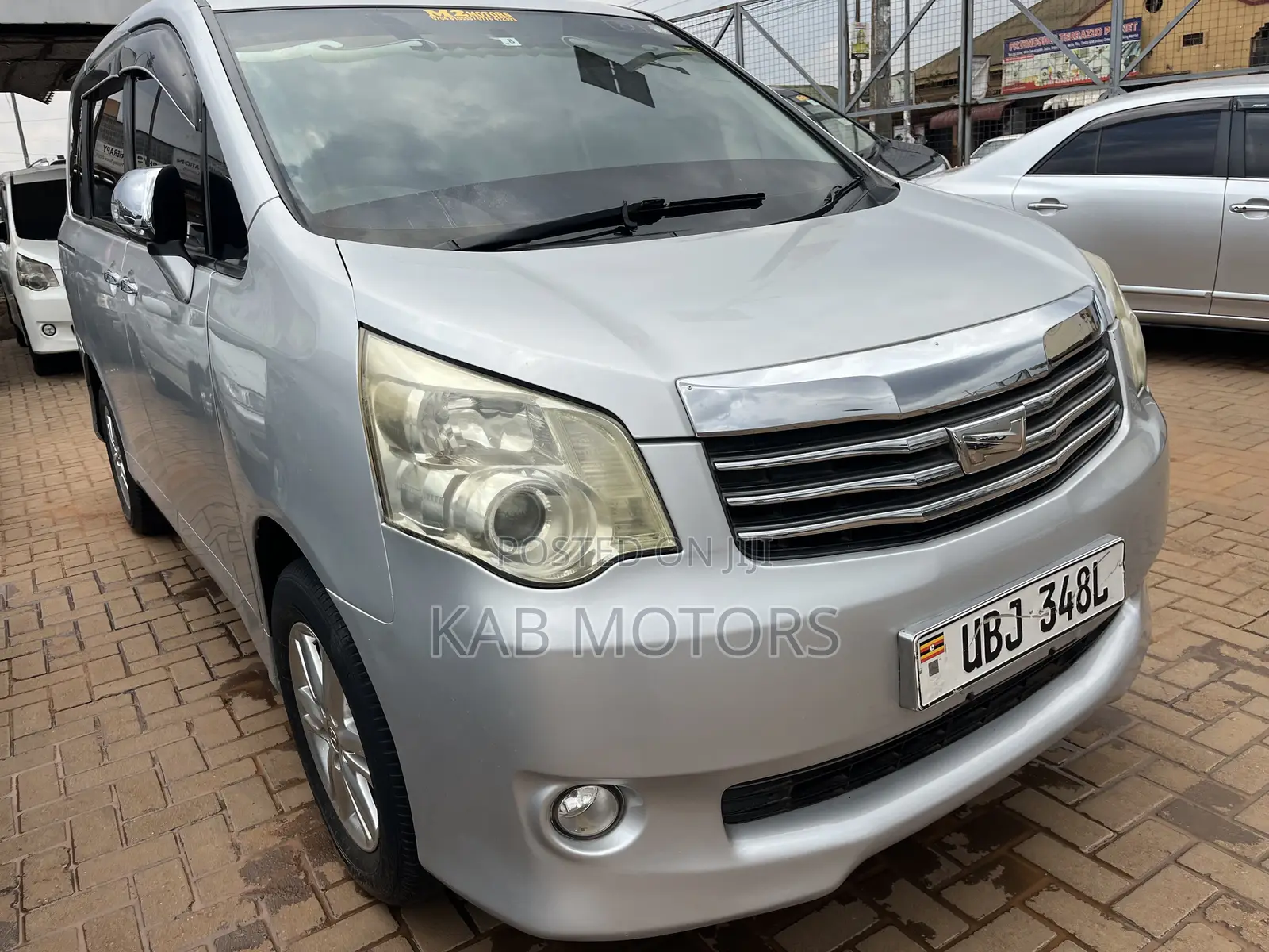 Toyota Noah 2.0 143hp AWD (7 Seater) 2012 Silver