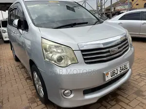 Toyota Noah 2.0 143hp AWD (7 Seater) 2012 Silver