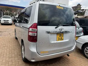 Toyota Noah 2.0 143hp AWD (7 Seater) 2012 Silver
