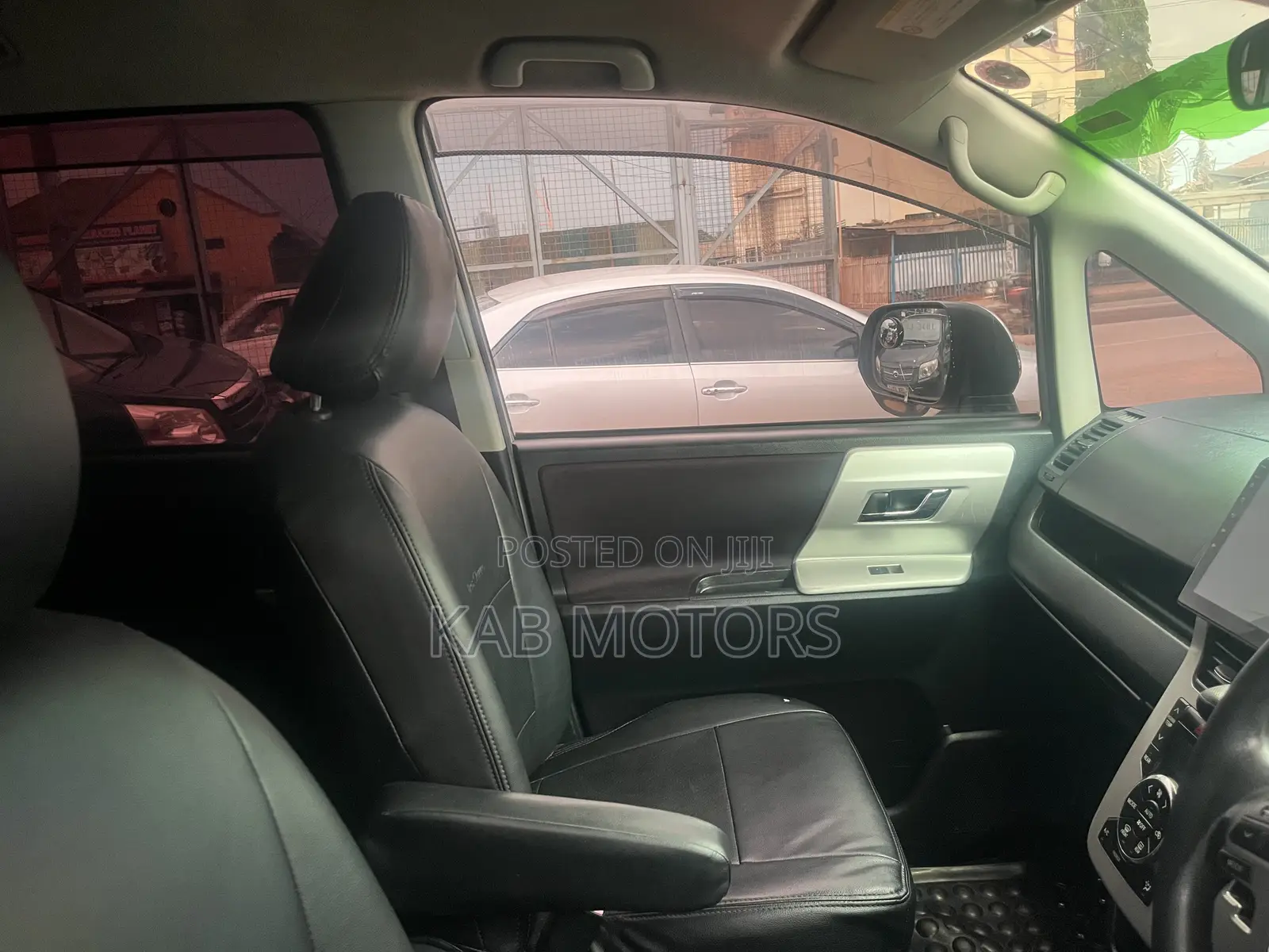 Toyota Noah 2.0 143hp AWD (7 Seater) 2012 Silver
