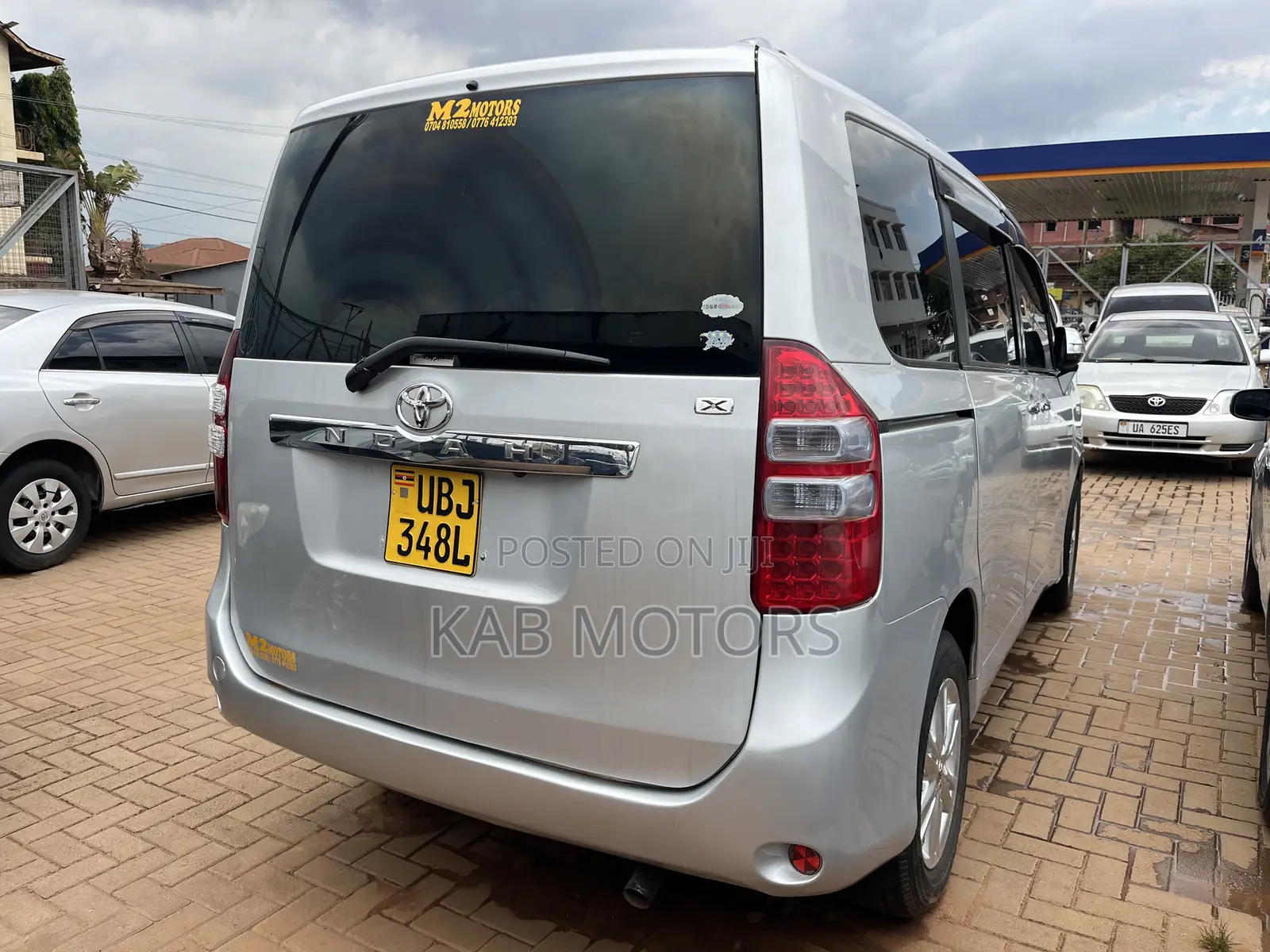 Toyota Noah 2.0 143hp AWD (7 Seater) 2012 Silver