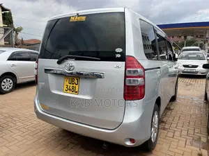 Toyota Noah 2.0 143hp AWD (7 Seater) 2012 Silver
