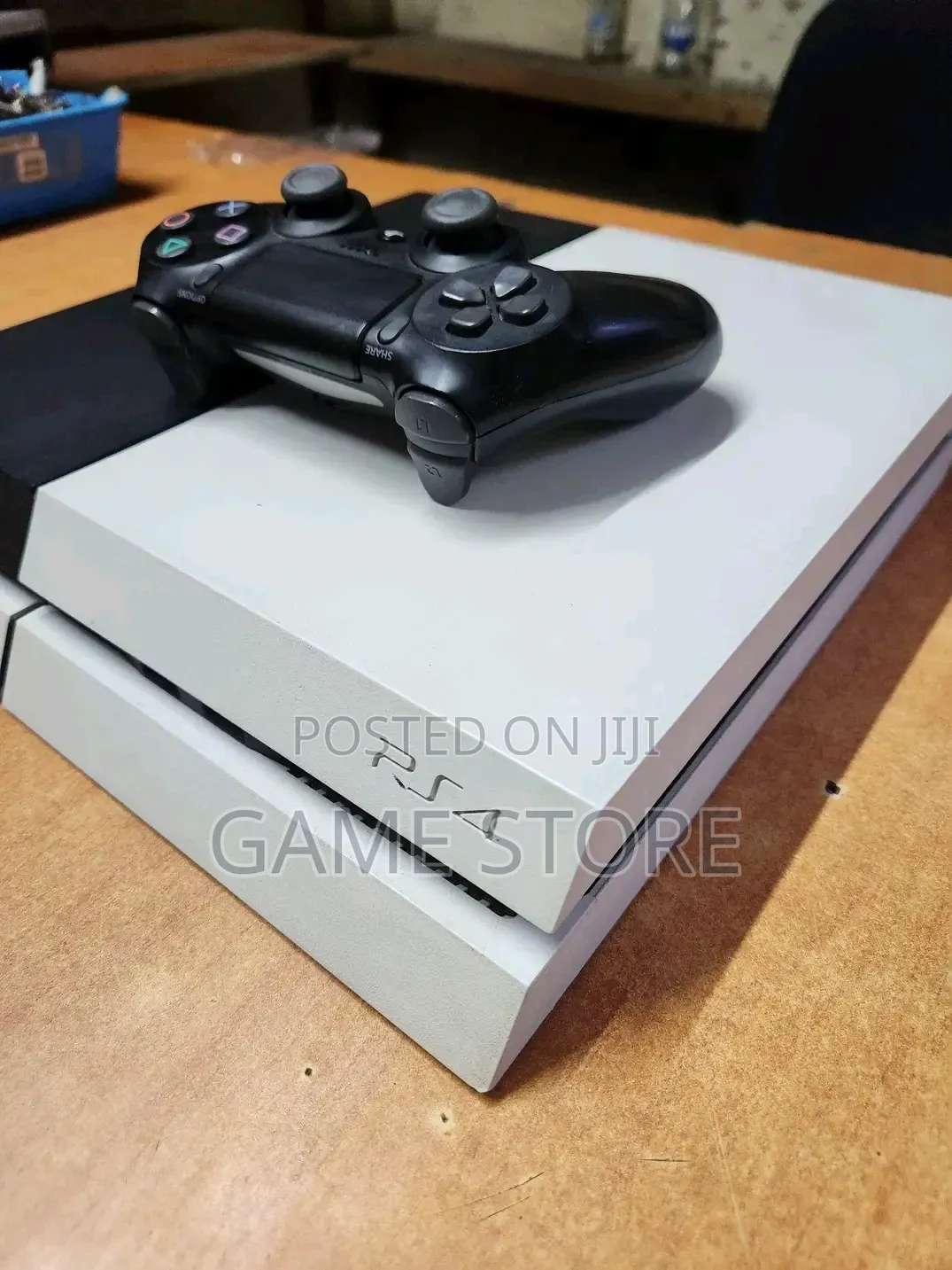 PS4 Standard Original - Even the Kiosk Guy Wants to Be Ronaldo!