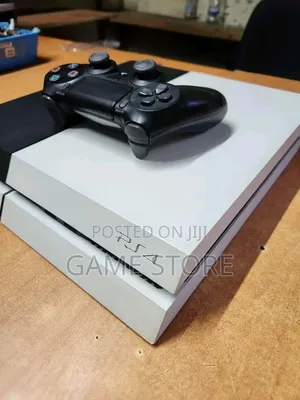 PS4 Standard Original - Even the Kiosk Guy Wants to Be Ronaldo!