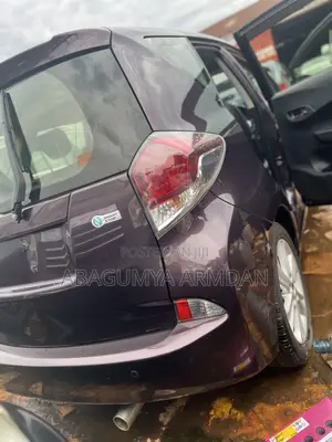 Toyota Ractis 1.5 AWD 2014 Maroon
