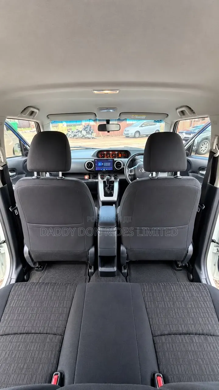 Toyota Corolla Rumion Hatchback 1.5 FWD 2012 White