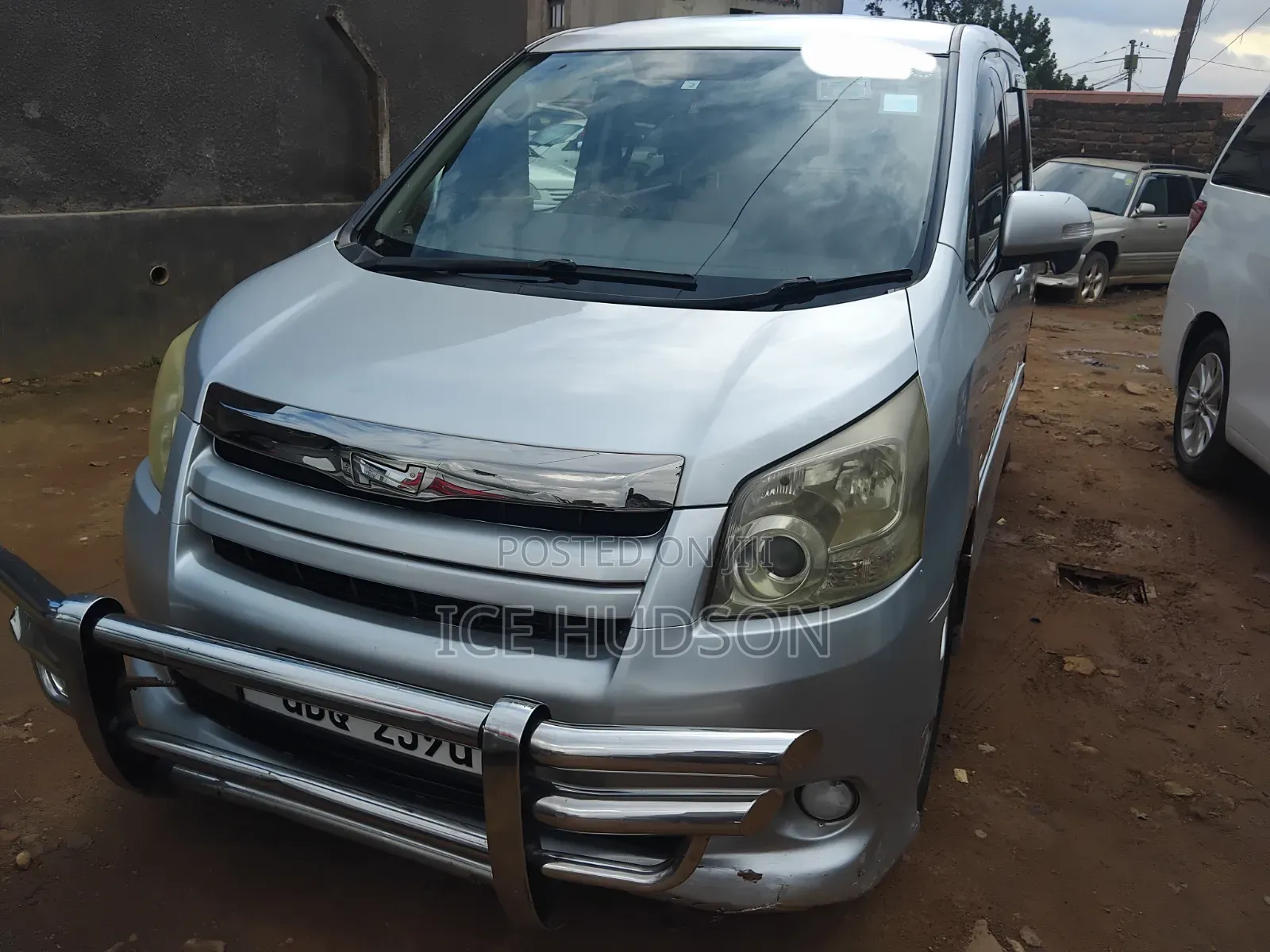 Toyota Noah 2010 Silver