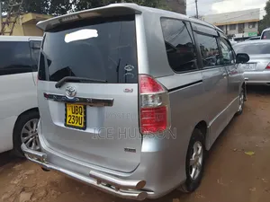 Toyota Noah 2010 Silver