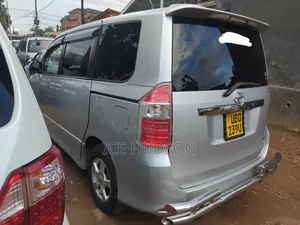 Toyota Noah 2010 Silver