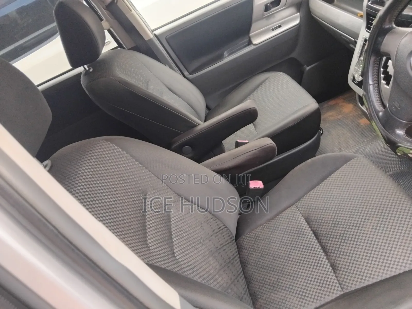 Toyota Noah 2010 Silver