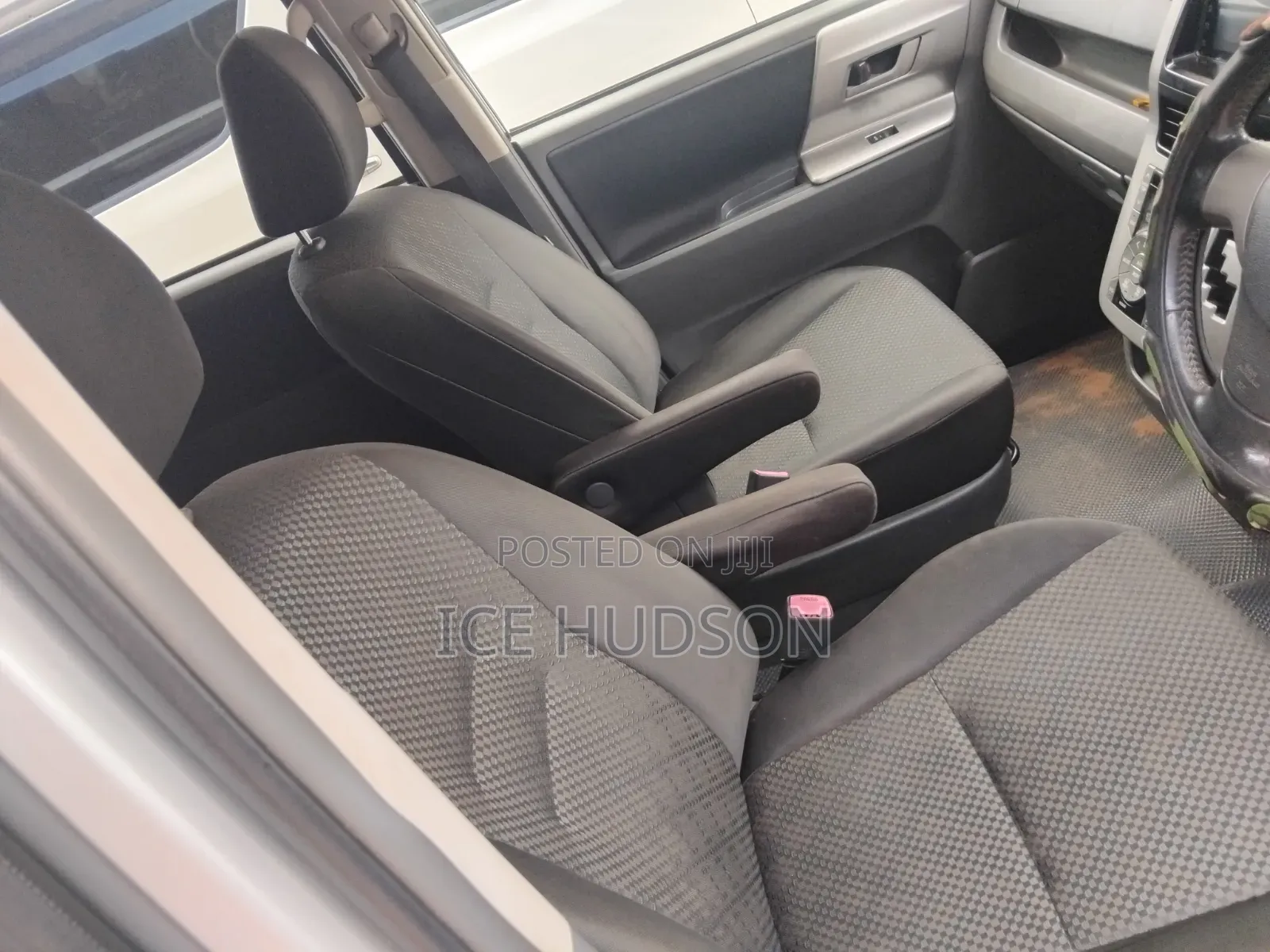 Toyota Noah 2010 Silver