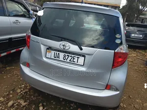 Toyota Ractis 2010 Silver