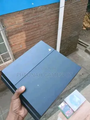 PS4 Fat, PlayStation 4 Standard 500GB. Chipped With 12 Games and 2pads