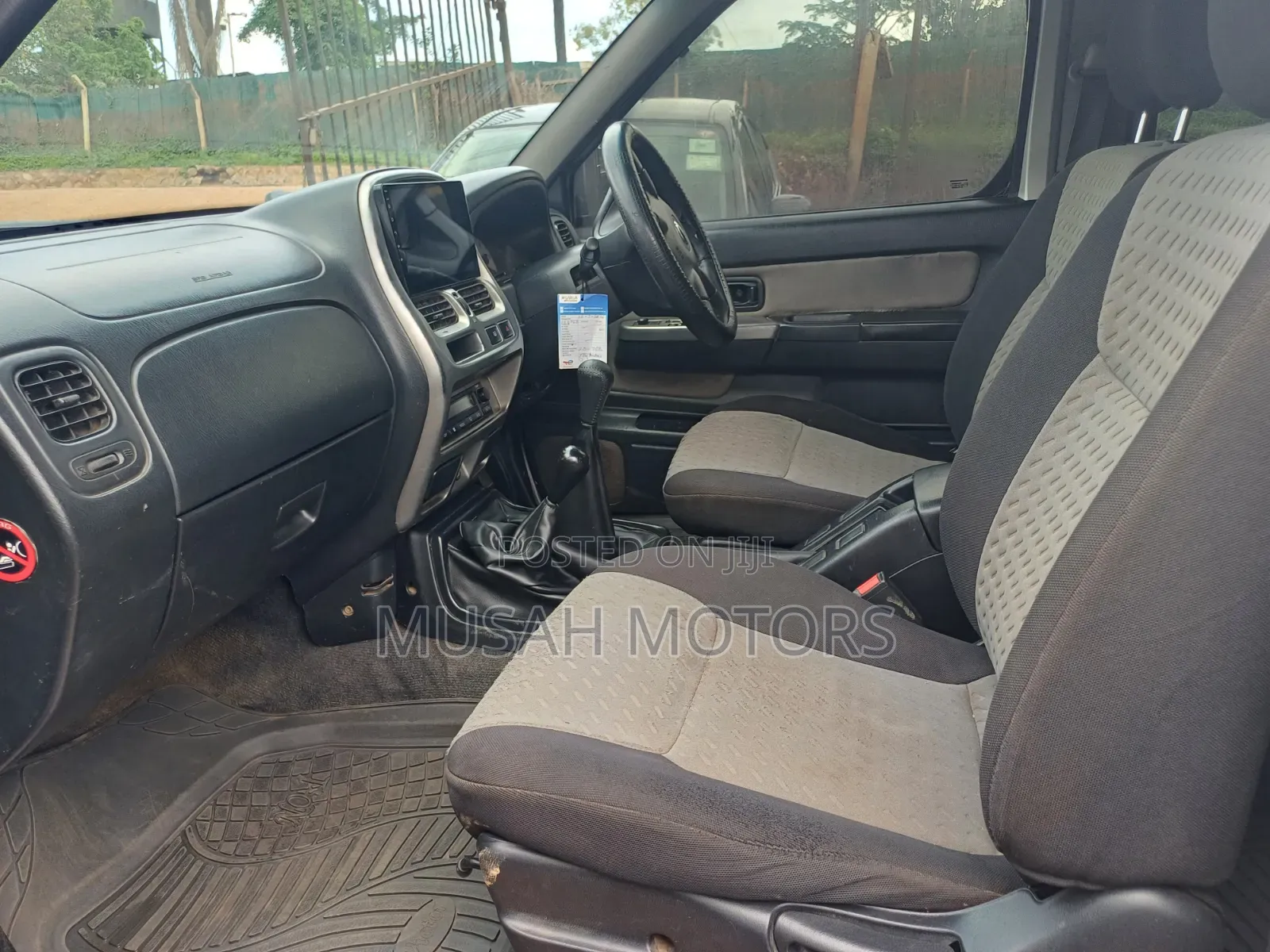 Nissan Hardbody 2012 Silver